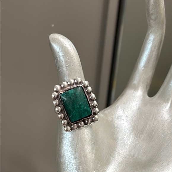 Vintage sterling silver Jewelry - Elegant Silver and Green Stone Ring